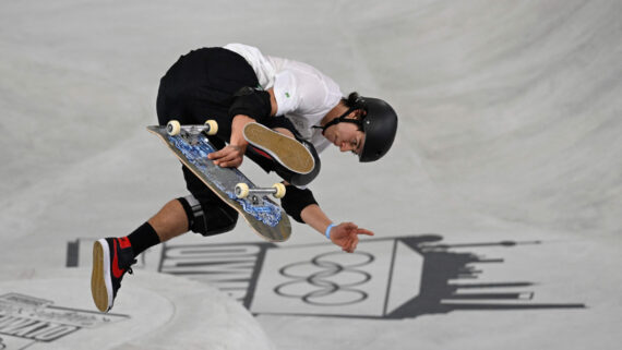 Luigi Cini durante competição de skate (foto: WANG Zhao / AFP)