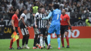 Lyanco em confusão durante Atlético x Corinthians (foto: Gladyston Rodrigues/EM/DA.Press)