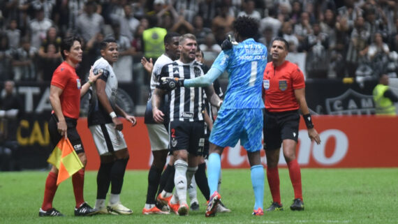 Lyanco em confusão durante Atlético x Corinthians (foto: Gladyston Rodrigues/EM/DA.Press)