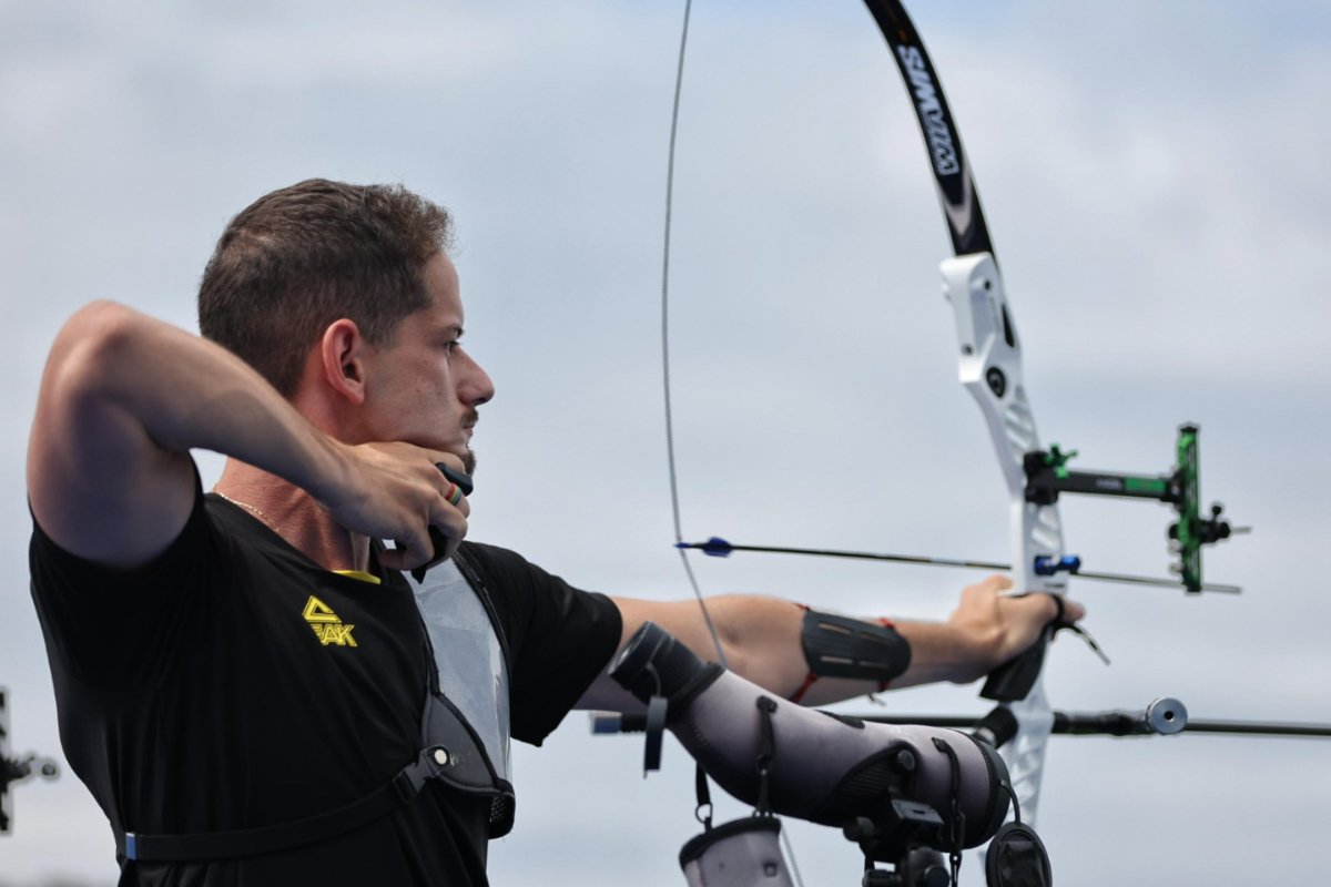 Marcus D'Almeida após dar um tiro com arco (foto: Miriam Jeske/COB)