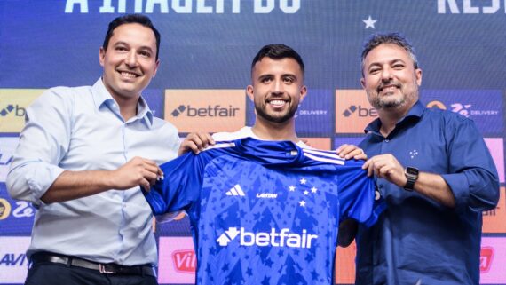 Matheus Henrique ao lado de diretores do Cruzeiro (foto: Gustavo Aleixo/Cruzeiro)