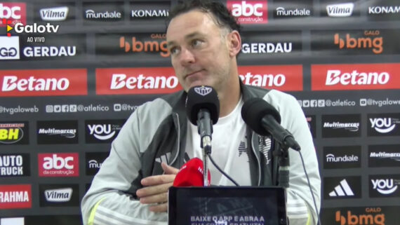 Gabriel Milito, técnico do Atlético, não gostou de pergunta em entrevista coletiva após empate com o CRB (foto: Reprodução/GaloTV)