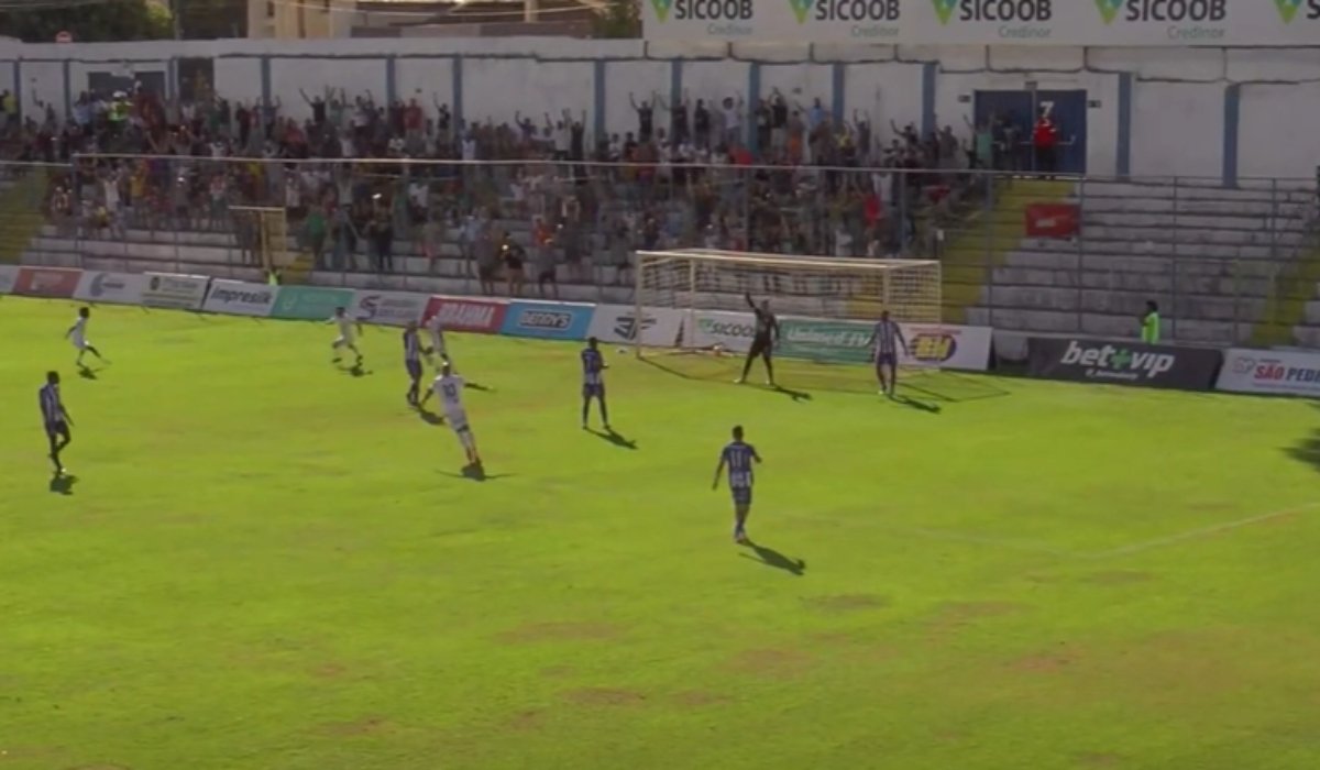 Lance de North x Aymorés (foto: Reprodução / FMF)