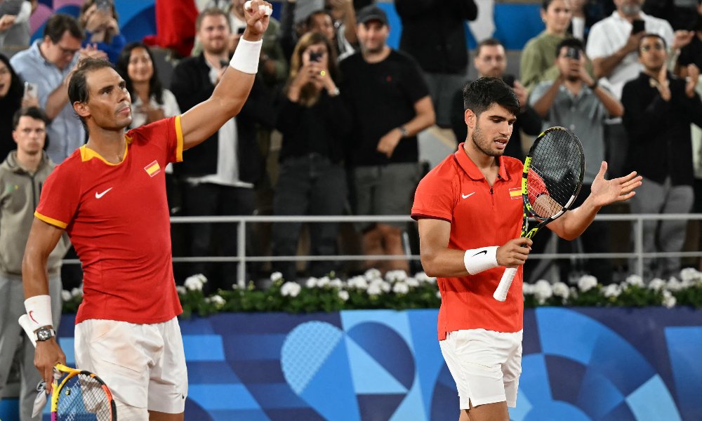 Nadal e Alcaraz avançaram à segunda rodada (foto: MARTIN BERNETTI / AFP)