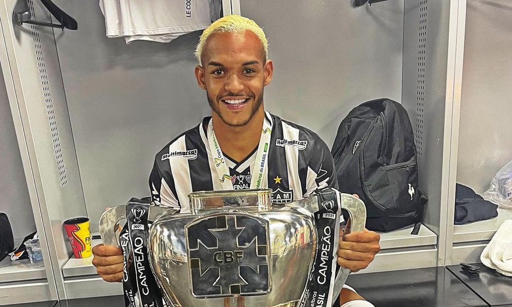 Neto com taça da Copa do Brasil pelo Atlético (foto: Reprodução/Redes sociais)