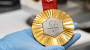Medalha de ouro dos Jogos Olímpicos de Paris 2024 (foto: BERTRAND GUAY/AFP)