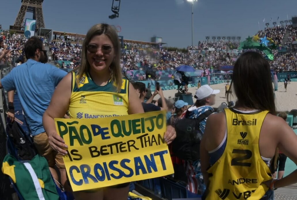 Capixaba segura cartaz com a inscrição: 'Pão de queijo is better than croissant' (foto: Leandro Couri/EM/D.A Press)