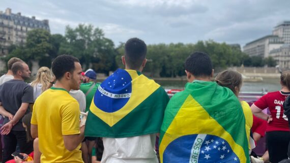 Homens abraçados com a bandeira do Brasil (foto: João Vitor Marques/No Ataque)