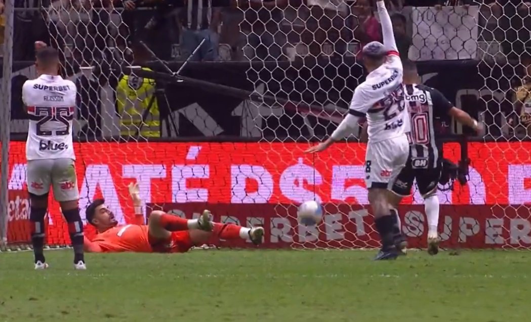 Jogadores do São Paulo reclamam toque de mão de Paulinho em gol do Atlético (foto: Reprodução)