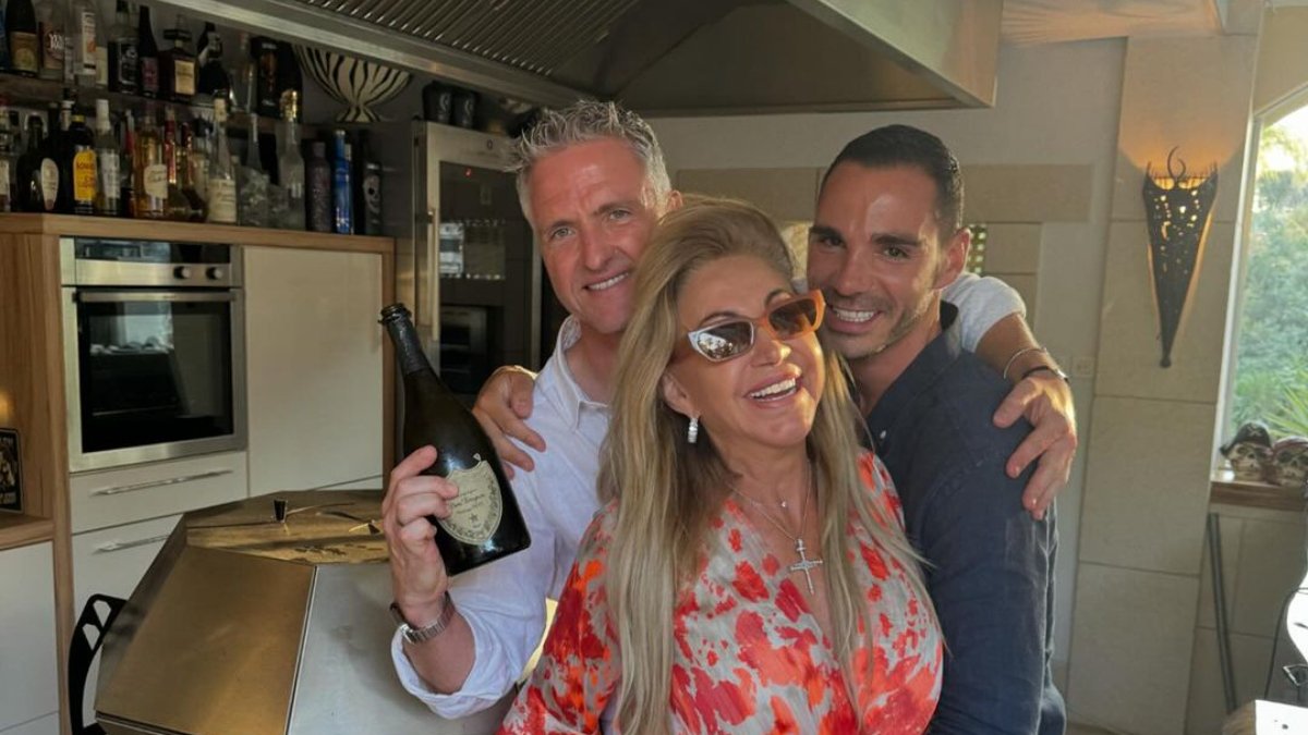 Cantora alemã Carmen Geiss (centro) ao lado do ex-piloto Ralf Schumacher (esquerda) e do empresário Etienne (direita) (foto: Reprodução/Instagram)