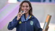 Rayssa Leal morde a medalha de bronze de Paris 2024 (foto: Leandro Couri/EM/D.A Press)