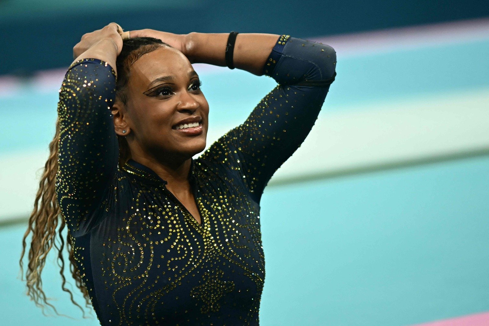 Rebeca Andrade com as mãos na cabeça (foto: Loic Venance/AFP)