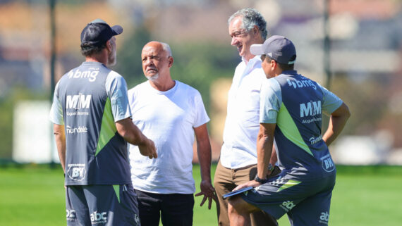 Reinaldo e Sérgio Coelho em conversa com Milito na Cidade do Galo (foto: Paulo Henrique França/Atlético)