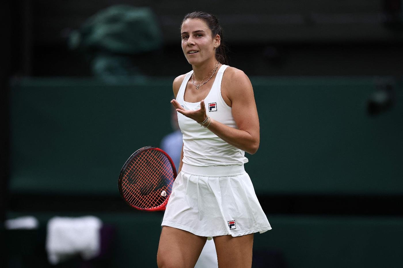 Emma Navarro celebra vitória contra Naomi Osaka (foto: HENRY NICHOLLS / AFP)