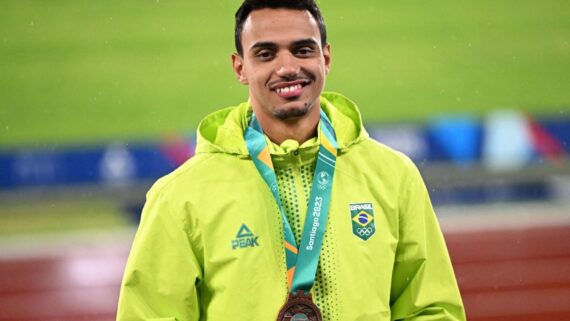 Rafael Pereira com a medalha de bronze conquistada no Pan-Americano de Santiago, em 2023 (foto: ERNESTO BENAVIDES / AFP)