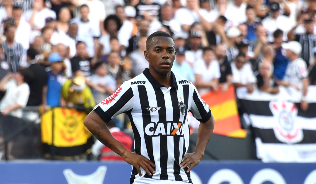 Robinho com a camisa do Atlético na Neo Química Arena (foto: NELSON ALMEIDA / AFP)