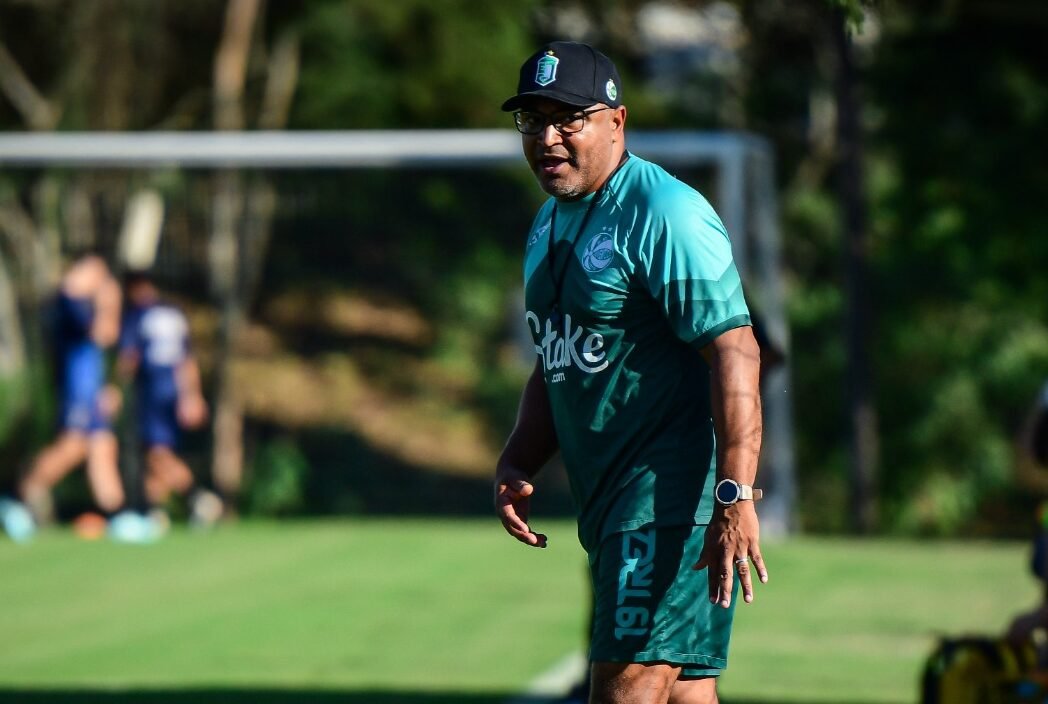 Técnico Roger Machado de boné em treino do Juventude (foto: Gabriel Tadiotto/E.C.Juventude)