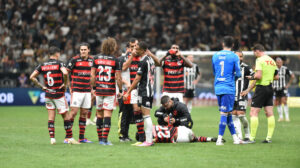 Zagueiro Rômulo foi expulso no jogo contra o Flamengo - Crédito: 
