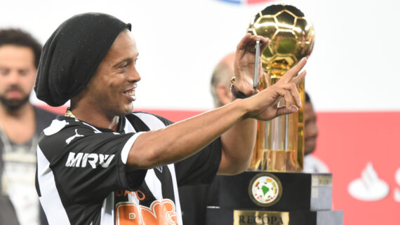 Ronaldinho com a taça da Recopa no Mineirão (foto: Alexandre Guzanshe/EM/DA.Press)
