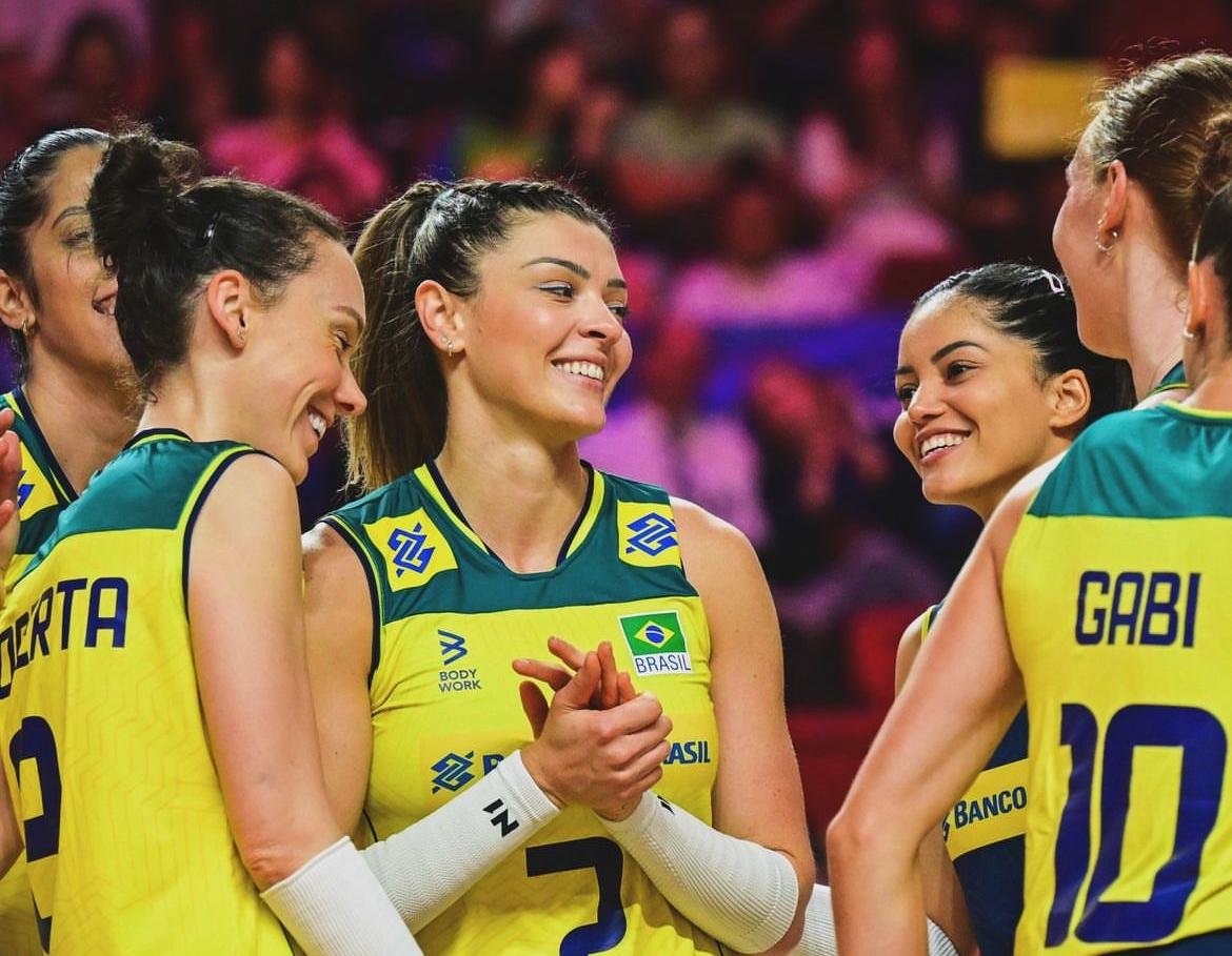 Rosamaria ao centro e outras jogadoras de vôlei da Seleção Brasileira (foto: Reprodução/Instagram)