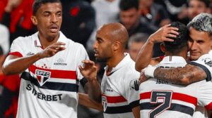 Jogadores do São Paulo comemoram gol contra o Athletico-PR - Crédito: 