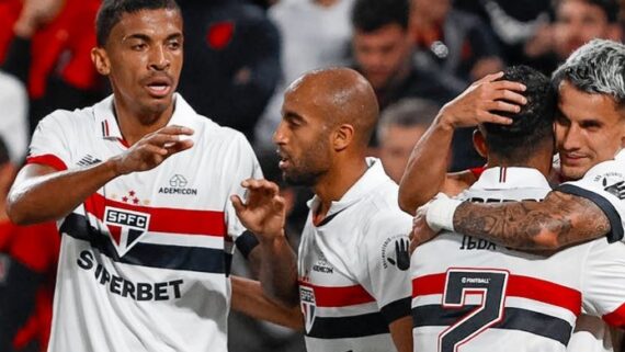 Jogadores do São Paulo comemoram gol contra o Athletico-PR (foto: Divulgação/São Paulo)