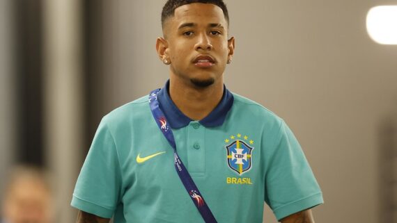 Sávio com a camisa da Seleção Brasileira (foto: Rafael Ribeiro/CBF)