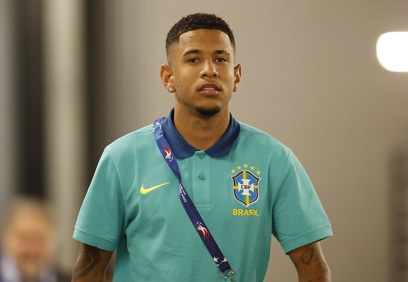 Sávio com a camisa da Seleção Brasileira (foto: Rafael Ribeiro/CBF)