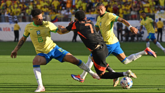 Jogadores de Brasil e Colômbia na Copa América (foto: AFP)