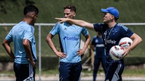 Martín Varini dando instruções para jogadores do Cruzeiro em 2023 - Crédito: 