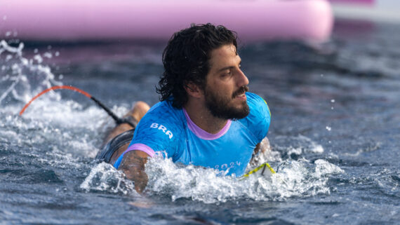 Felipe Toledo na estreia do Surfe (foto: Ed Sloane / POOL / AFP)