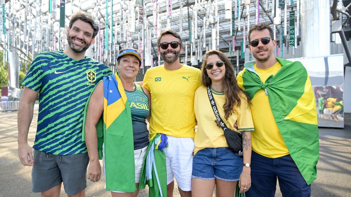 Mineiros na torcida pela Seleção Brasileira de hendebol em Paris; da esquerda para a direita: Ciro Falcão, Ieda Pereira, Rodrigo Oliveira, Gabriela Haddad e Silas Falcão (foto: Leandro Couri/EM/D.A Press)