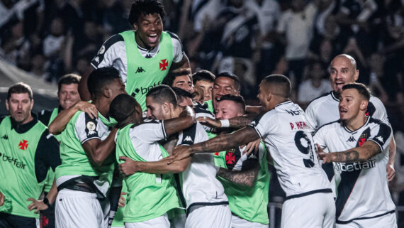 Jogadores do Vasco comemoram gol sobre o Atlético-GO (foto: Leandro Amorim/Vasco)