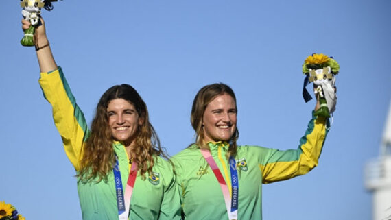 Martine Grael e Kahena Kunze comemoram o bicampeonato olímpico na vela classe 49erFX, em Tóquio (foto: Olivier MORIN / AFP)