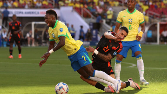 Conmebol admitiu pênalti de Muñoz, da Colômbia, em Vini Jr, do Brasil (foto:  EZRA SHAW/AFP)