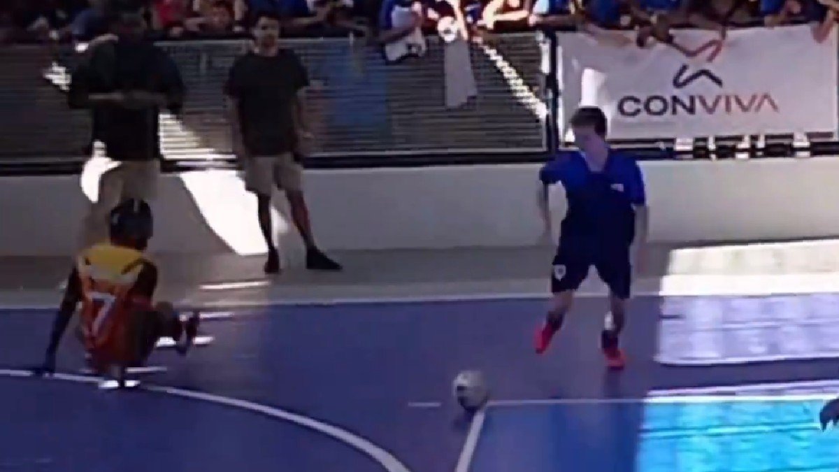 Vinícius Júnior caiu no chão após drible (foto: Reprodução/Redes Sociais)