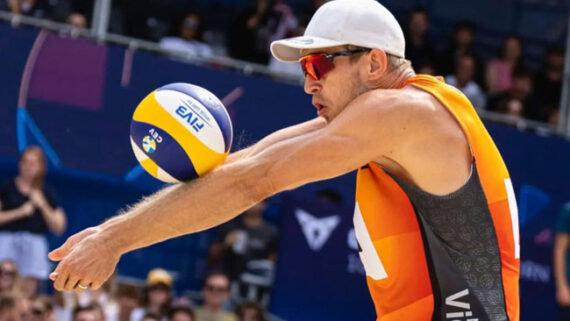 Steven van de Velde representará a Holanda no vôlei de praia em Paris 2024 (foto: AFP)