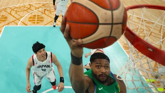 Bruno Caboclo foi o destaque da vitória do Brasil sobre o Japão, em Paris (foto: Sameer AL-DOUMY / AFP)