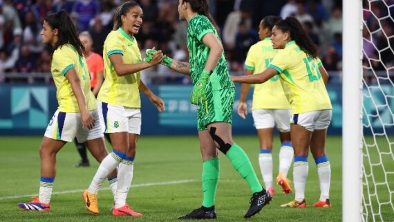 Lorena é cumprimentada por Gabi Nunes após defender pênalti em vitória do Brasil sobre a França (foto: ROMAIN PERROCHEAU / AFP)