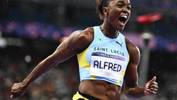 Julien Alfred, de Santa Lucia, é campeã olímpica nos 100m rasos em Paris 2024 (foto: Jewel SAMAD / AFP)