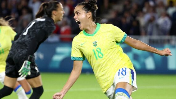 Gabi Portilho comemora o gol da vitória do Brasil sobre a França nas quartas de final dos Jogos Olímpicos de Paris (foto: ROMAIN PERROCHEAU / AFP)