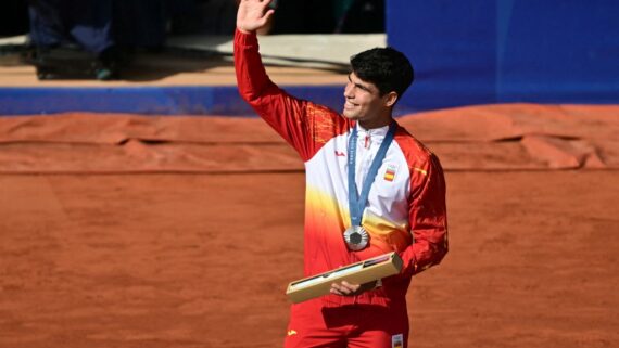 Alcaraz com a medalha de prata conquistada na Olimpíada (foto: Miguel MEDINA / AFP)