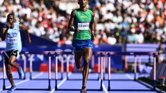 Alison dos Santos, brasileiro dos 400m com barreiras (foto: Jewel SAMAD / AFP)