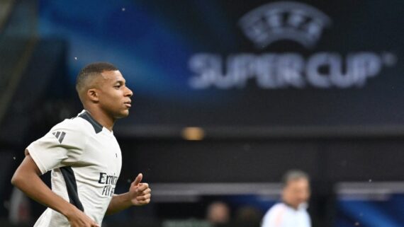 Mbappé em treino para a Supercopa da UEFA (foto: Sergei GAPON / AFP)