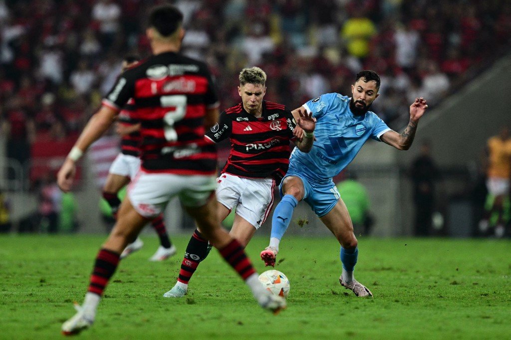 Luiz Araújo e Varela, do Flamengo, e Bruno Sávio, do Bolívar (foto: Pablo PORCIUNCULA / AFP)