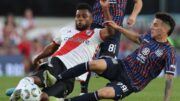 Miguel Borja, do River Plate, e Gastón Benavidez, do Talleres (foto: ALEJANDRO PAGNI / AFP)