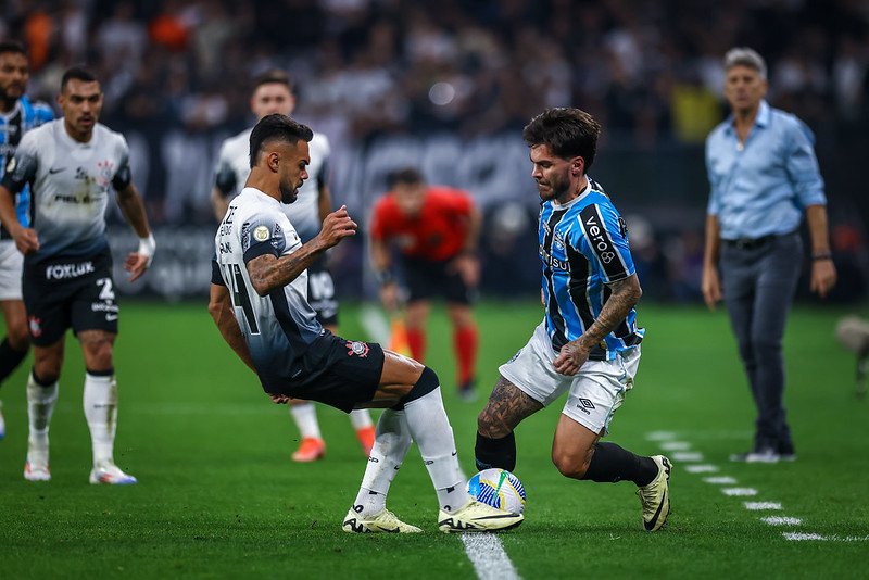 Lance da partida de ida, na Neo Química Arena (foto: LUCAS UEBEL/GREMIO FBPA)
