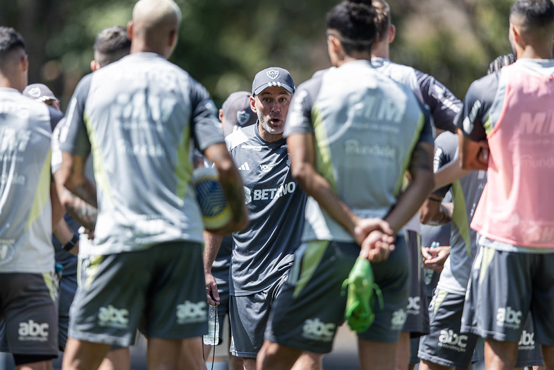 Técnico Gabriel Milito conversa com jogadores do Atlético durante treino na Cidade do Galo (23/8) - (foto: Pedro Souza/Atlético)