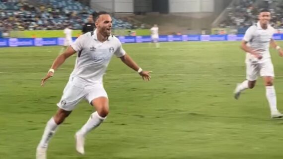 Braithwaite comemorando gol (foto: Reprodução)