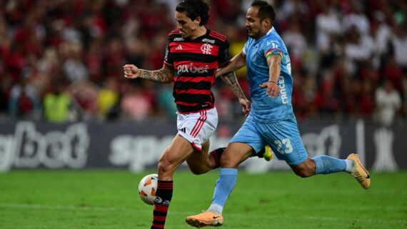 Pedro, do Flamengo, e Justiniano, do Bolívar (foto: PORCIUNCULA / AFP)